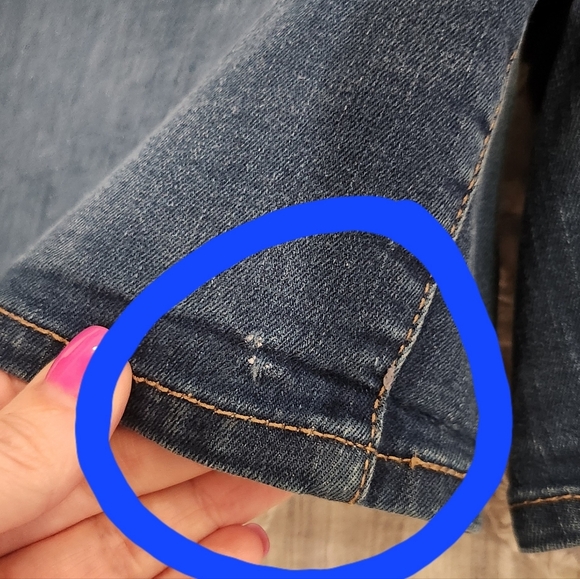 Medium wash Levi's jean shorts size 33! - Picture 11 of 11